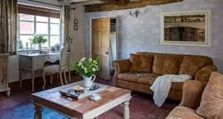 가죽 소파를 수리하는 방법