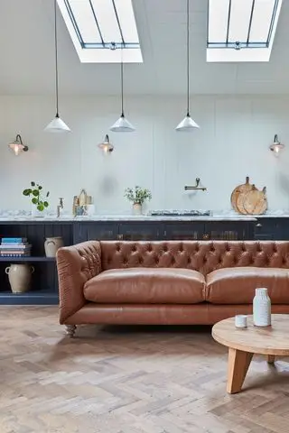 가죽 소파를 수리하고 최상의 상태로 복원하는 방법