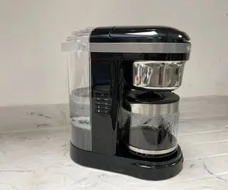 Odkvapkávací kávovar KitchenAid na doske