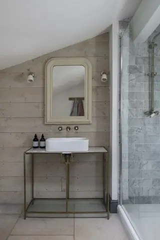 stuehus badeværelse med træbeklædning