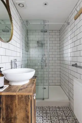 stuehus bruser med rustik træ forfængelighed