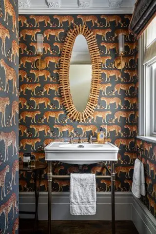 Papier peint Cole & Son Leopard Walk dans la salle de bain