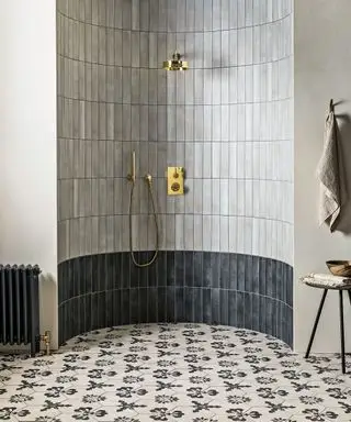 湾曲した周囲を備えた小さなウェットルームのアイデア