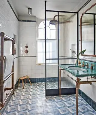 模様のあるタイルとガラススクリーンを使った小さなウェットルームのアイデア