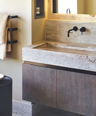 Kamenné umývadlo a stena