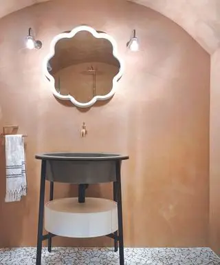 Stena a strop kúpeľne s efektom ružového kameňa, dlažba