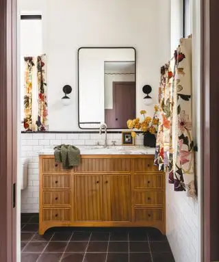 Steny s bielymi dlaždicami