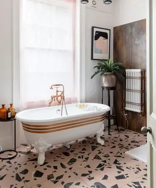 V kúpeľni dlažba s terazzovou dlažbou