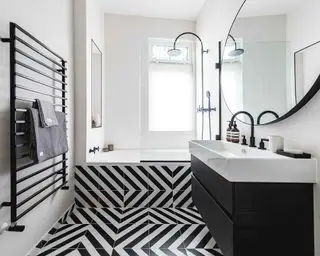 Monochromatická kúpeľňa s optickým klamom a čiernym radiátorom
