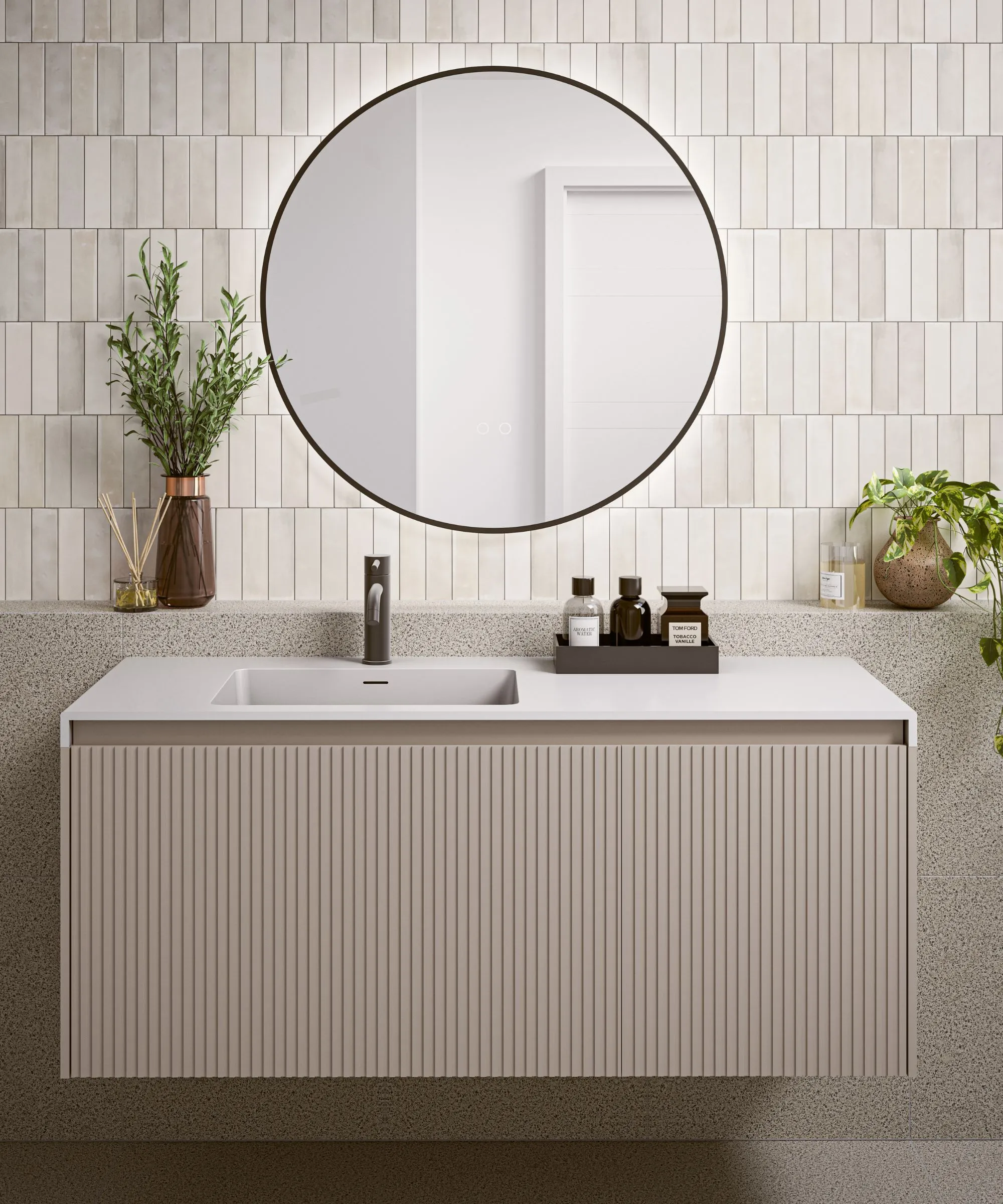 כיור רחצה צף נייטרלי חמים עם מגש מלא בשמים על השיש' loading='lazy' title=