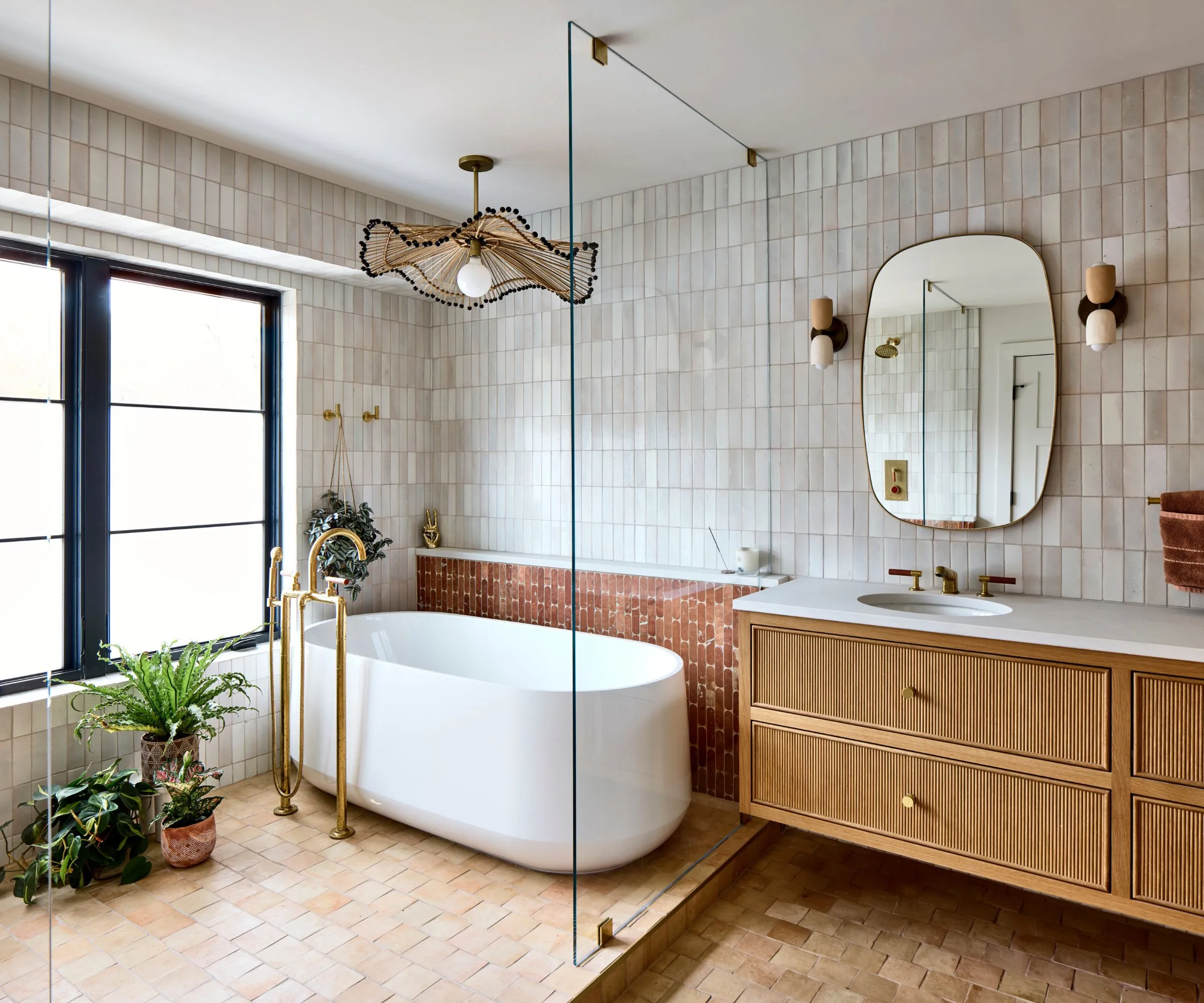 חדר אמבטיה גדול עם יהירות עץ אמבטיה בודדת ואור תליון גדול מעל' loading='lazy' title=