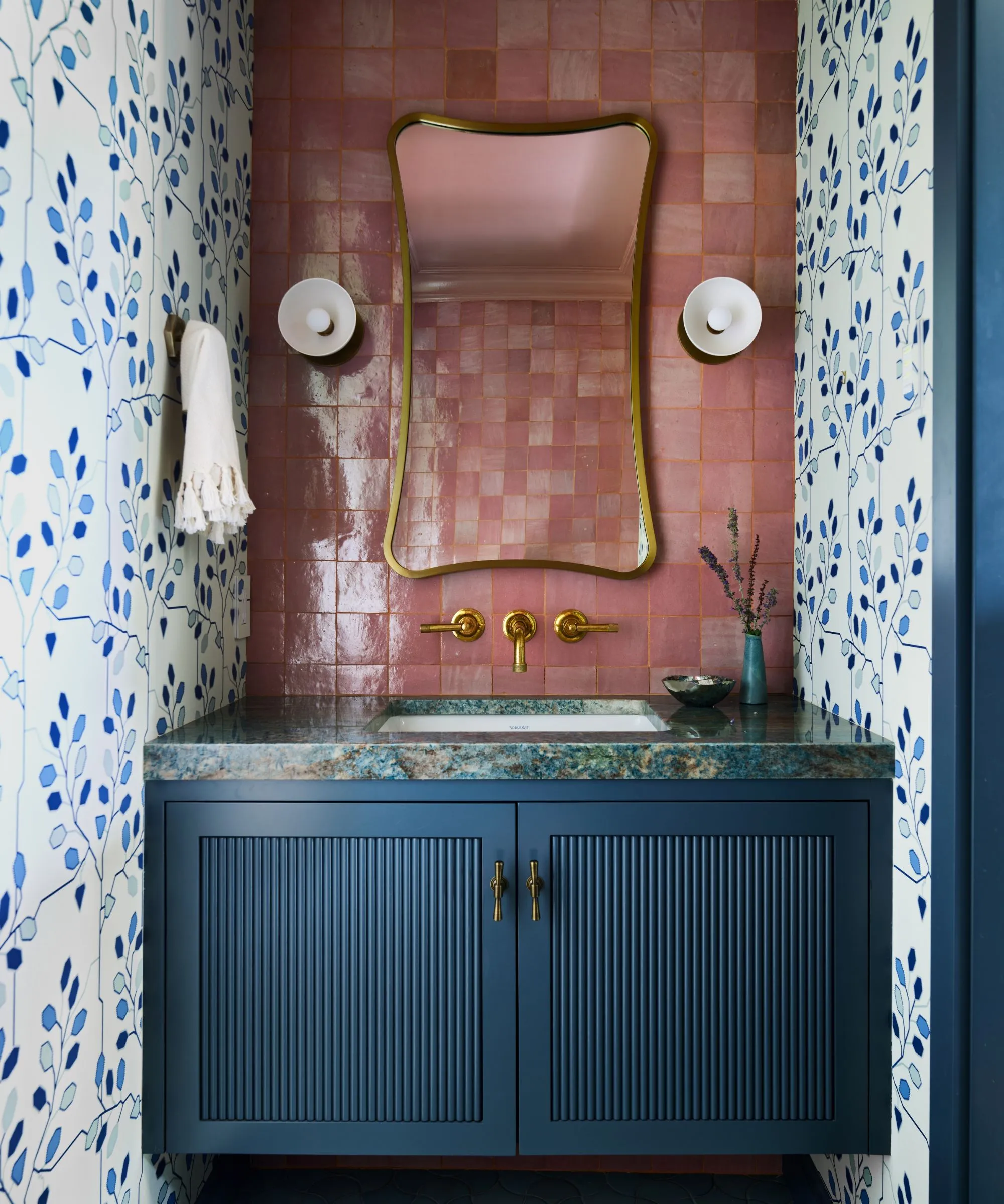 יהירות עם אריחי ברק ורוד' loading='lazy' title=