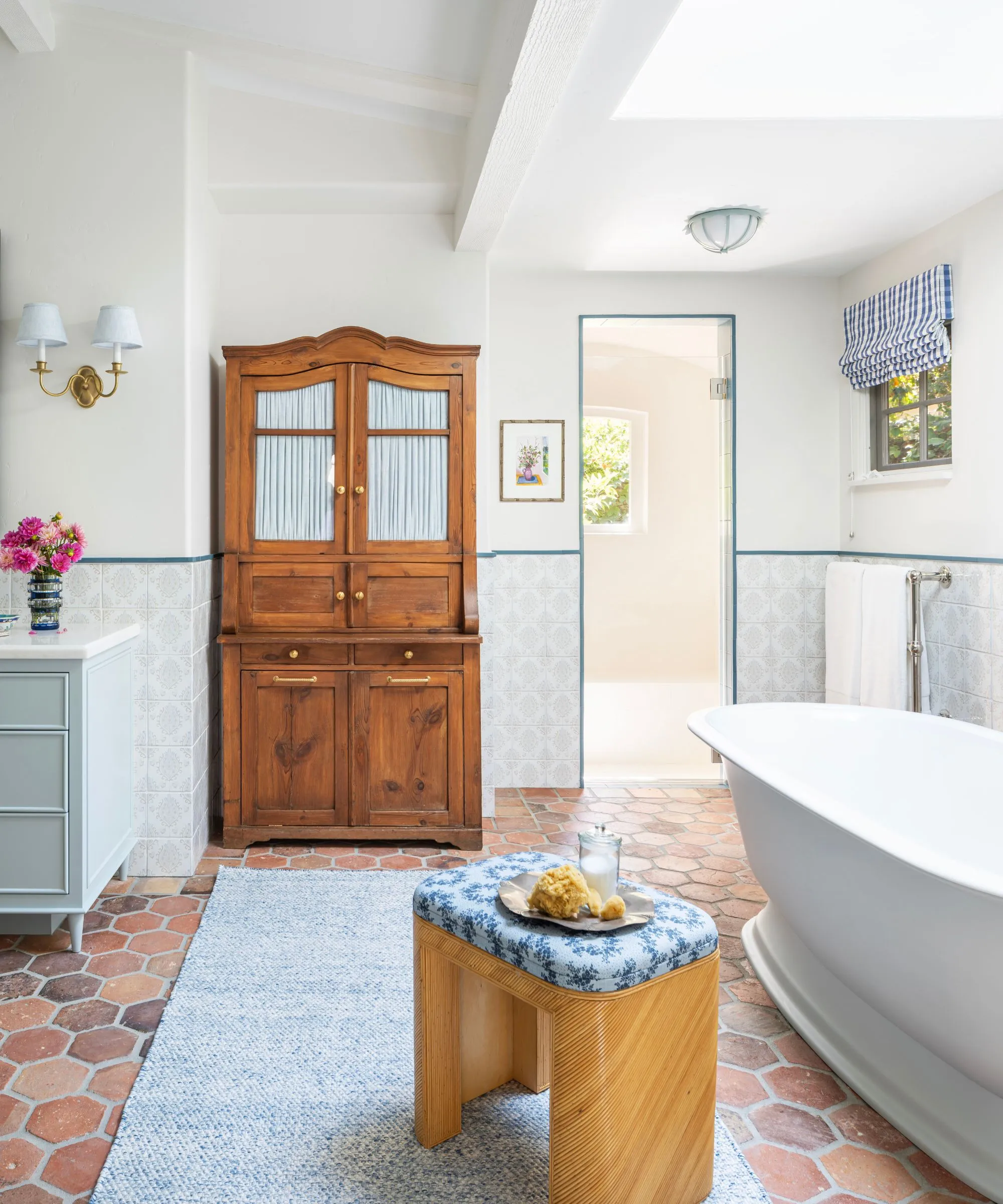 חדר אמבטיה גדול עם קירות לבנים יהירות כחולה ארון עץ אריחי רצפת טרקוטה ואריחי קיר בהשראת וינטג '' loading='lazy' title=