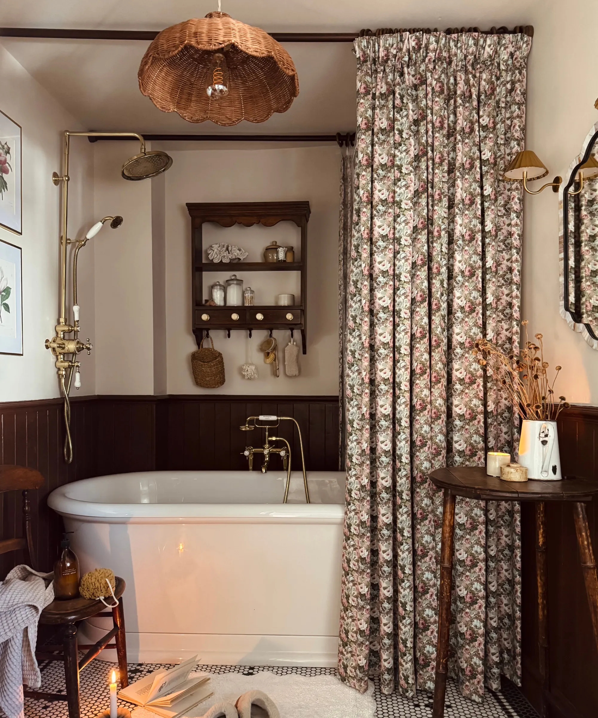 חדר אמבטיה עם וילון מקלחת מודפס פרחוני אמבטיה בודדת תקרת תקרה ראטאן שרפרף עץ ומדף קיר מעץ' loading='lazy' title=