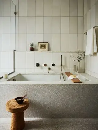 Banheiro bege com ferragens pretas