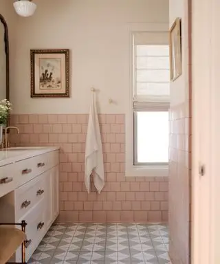 Petite salle de bain avec murs roses, murs roses et carrelage à motifs