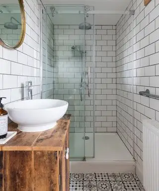 Idées pour petites salles de bains montrant comment créer des illusions d'optique avec du carrelage