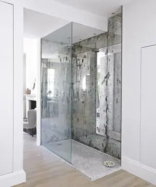 Une cabine de douche avec des murs en miroir anciens