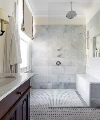 Une paroi de douche en verre sans cadre dans une pièce humide