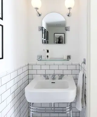 Idées de petites salles de bain montrant un petit lavabo devant des petits carreaux métro blancs au mur