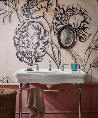 Une salle de bain rose avec du carrelage design style mural