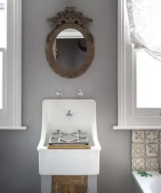 Un lavabo vintage dans une petite salle de bain