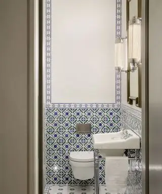 petite salle d'eau avec carrelage décoratif