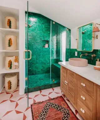 Petite salle de bain avec douche carrelée en mosaïque verte