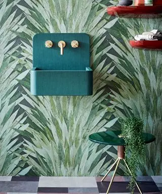 Idées de salle de bains de luxe avec des raccords arrondis et du papier peint