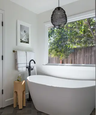 8 ideias de banheiro neutras para criar um espaço calmo e aconchegante