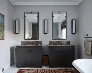 Salle de bain peinte en gris avec double vasque et double miroir, comptoir en marbre