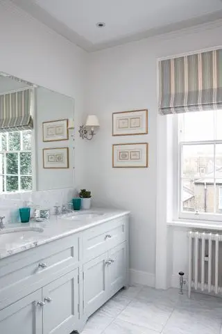 밝은 회색 셰이커 세면대(싱크대 2개 포함)