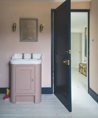 couleurs pour ne pas peindre vos meubles, salle de bain rose pâle avec meuble vasque assorti, sol blanc, porte marine et boiseries assorties