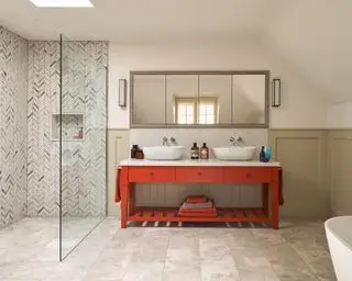 Un exemple d'idées de couleurs de salle de bain montrant une salle de bain avec un meuble double vasque rouge