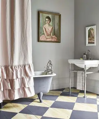 Tendance salle de bain colorée, baignoire colorée et carrelage vibrant dans une salle de bain