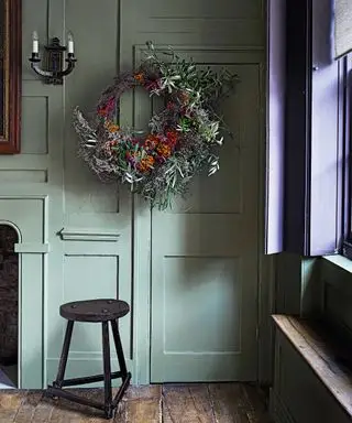 Høstkransideer med grønne vegger og tregulv