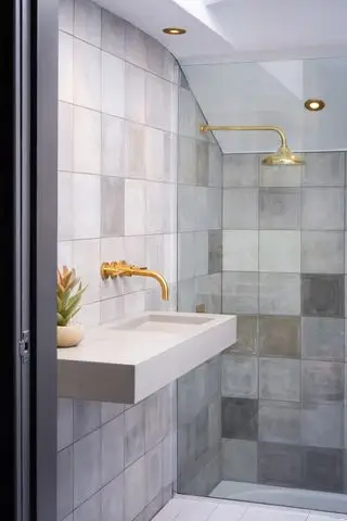 Sala molhada com azulejos Bert & May