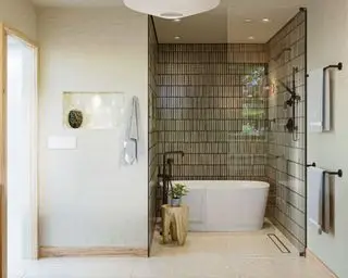 Banheiro Japandi com área de banheira e chuveiro