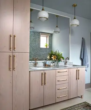 Banheiro Japandi com armários de armazenamento