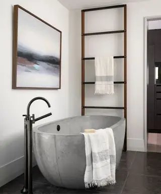 Banho de pedra, pia cinza, escada