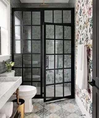 Salle de douche avec mur carrelé métro et papier peint