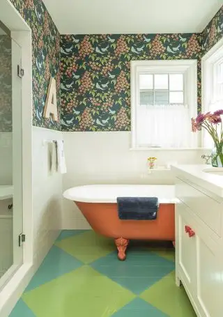 fargerikt bad med sjakkbrettgulv og oransje badekar av Alison Kandler Interior Design