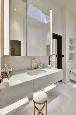 Planification de l'éclairage de la salle de bains avec éclairage lavabo/miroir