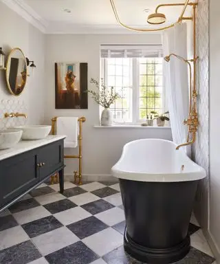 15 idées de revêtements de sol de salle de bains qui sont l'équilibre parfait entre pratique et élégant