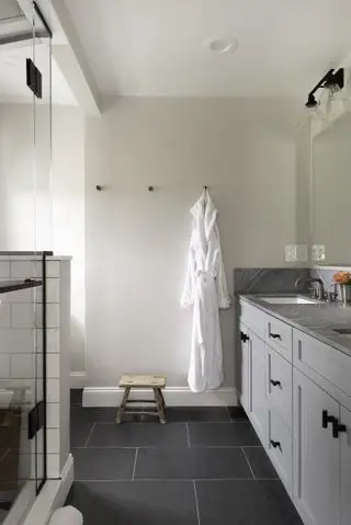 douche de ferme avec armoires grises et sol en ardoise