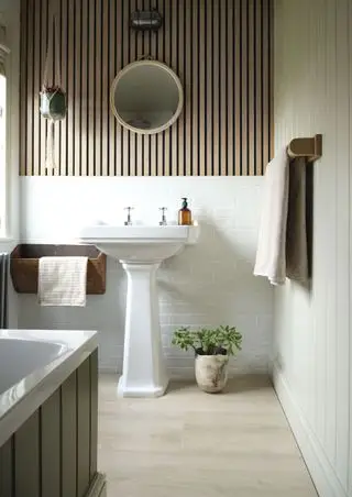 salle de bain avec revêtement de sol en vinyle, revêtement en bois de ferme