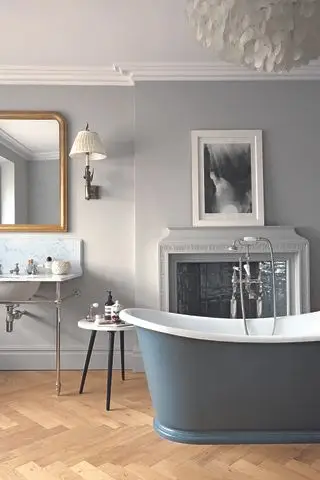 salle de bain avec lustre et bain autoportant