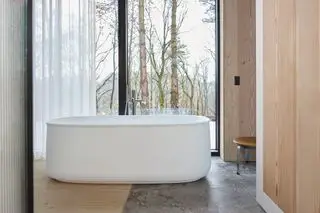 Baignoire Duravit Zencha en béton et bois salle de bain style japonais