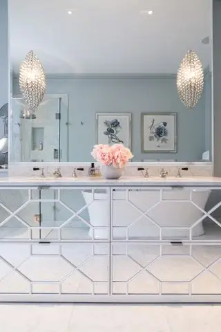 Et eksempel på hvordan du kan få et lite bad til å se større ut som viser et bad med speilmøbler