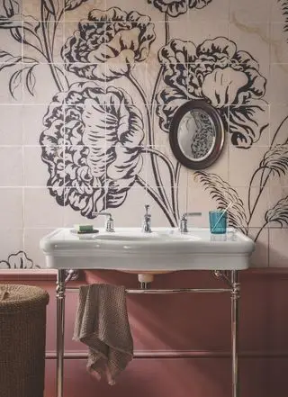 タイル壁画のある洗面器